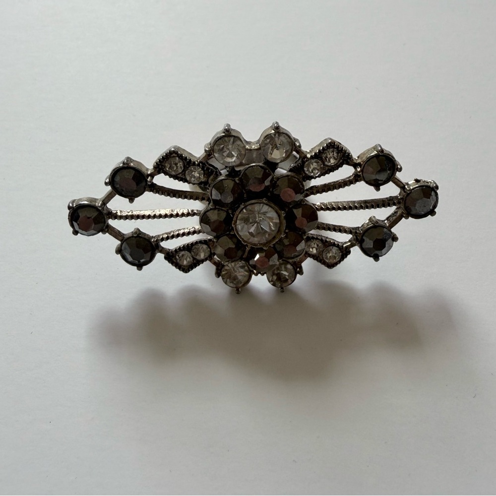 Vintage-Inspired Black and Silver Crystal Floral Ring